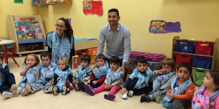 La plantilla lleva el celtismo a los colegios de Vigo