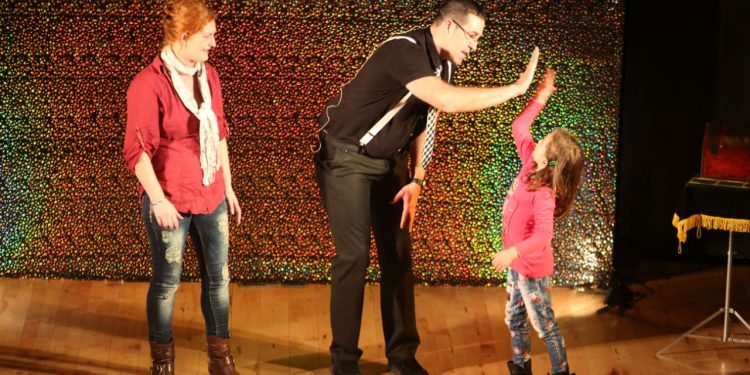 O Mago Paco fai disfrutar aos máis pequenos en Mos