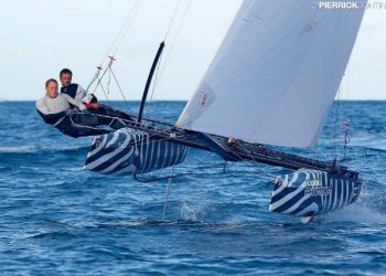Cammas vuela con el cata “Flying Phantom” en Saint-Malo