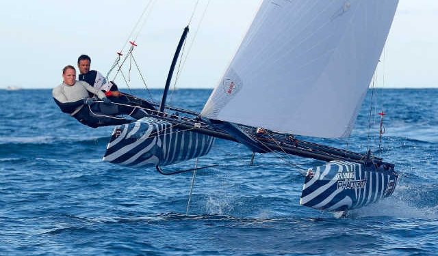 Cammas vuela con el cata “Flying Phantom” en Saint-Malo