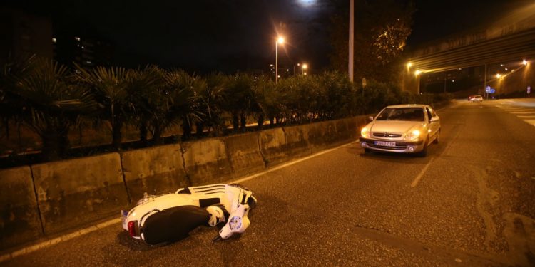 Herido al caer de su moto para evitar a un coche que iba en sentido contrario