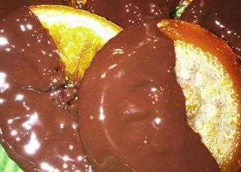 Naranjas confitadas con chocolate