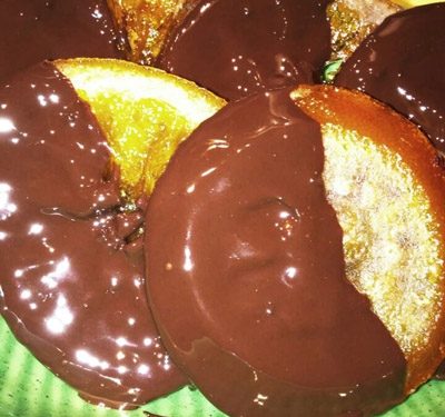 Naranjas confitadas con chocolate