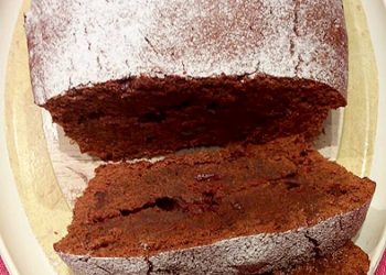 Bizcocho de chocolate con frutos rojos