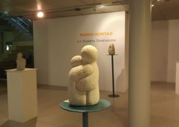 «La cuarta dimensión», del escultor Mario Hortas, llega con su calidez pétrea