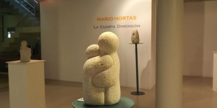 «La cuarta dimensión», del escultor Mario Hortas, llega con su calidez pétrea