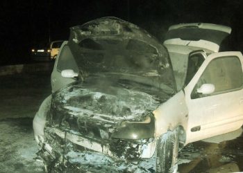 Un vehículo choca contra un muro y arde en Guillarei