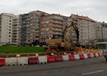 El Concello reinicia las obras de la rotonda en Coia y los vecinos las bloquean de nuevo