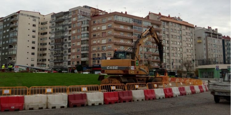 El Concello reinicia las obras de la rotonda en Coia y los vecinos las bloquean de nuevo