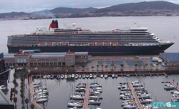 El «Queen Elizabeth» parte de Vigo tras refugiarse durante doce horas por el temporal