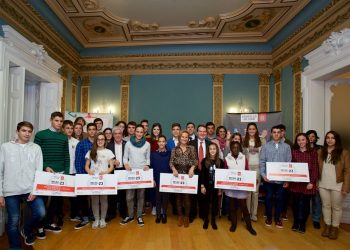 El Concello entrega sus becas a las promesas del deporte vigués