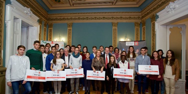 El Concello entrega sus becas a las promesas del deporte vigués