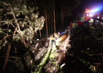 Un vehículo cae por un terraplén en la AP-9