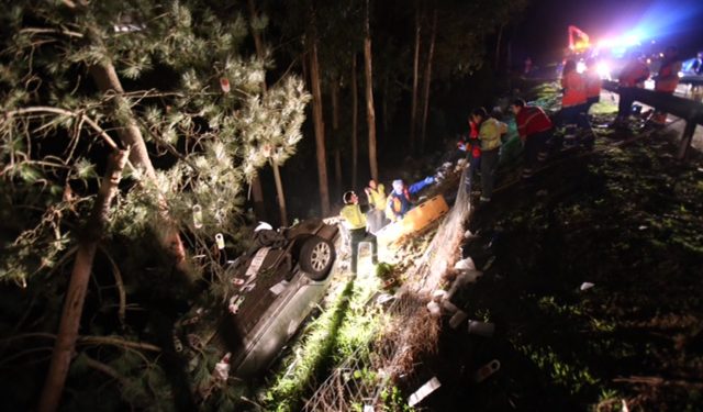 Un vehículo cae por un terraplén en la AP-9