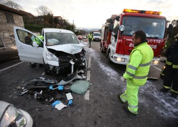 Fallece en Ponteareas al chocar una furgoneta y un coche sin carné