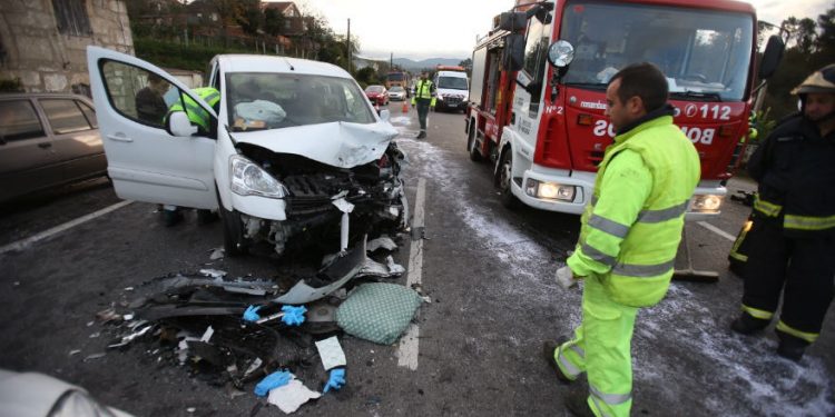 Fallece en Ponteareas al chocar una furgoneta y un coche sin carné