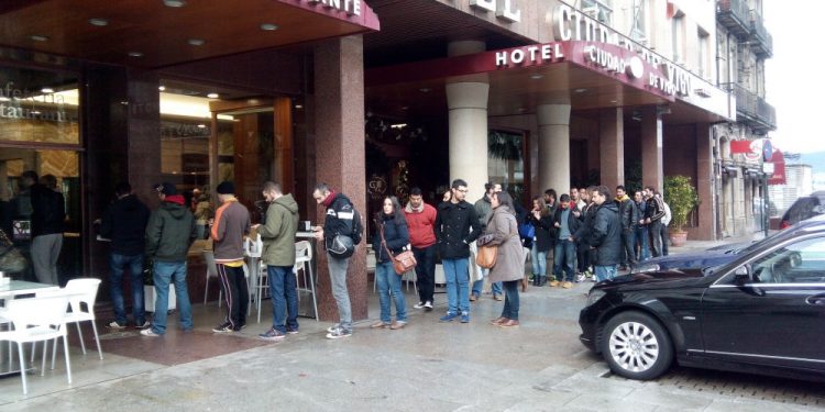 Colas para comprar acciones del Celta