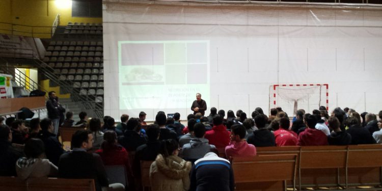 La plantilla y la base del Octavio aprenden buenos hábitos en alimentación