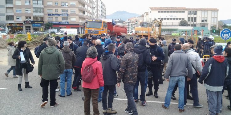 La Policía cede y los vecinos vuelven a parar las obras en la rotonda de Coia