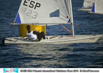 Mon Cañellas, montando boya en Laser Radial Masculino.