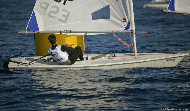 Mon Cañellas, montando boya en Laser Radial Masculino.