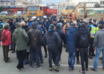 Policías heridos y vecinos identificados en la rotonda de Coia