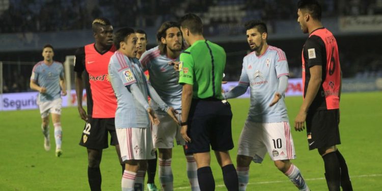 Una confusión arbitral que puede costar cuatro partidos a Larrivey