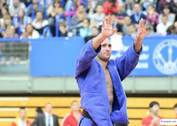 Miguel Romero baja la verja de su factoría de medallas