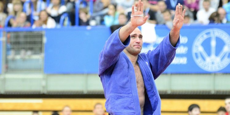 Miguel Romero baja la verja de su factoría de medallas