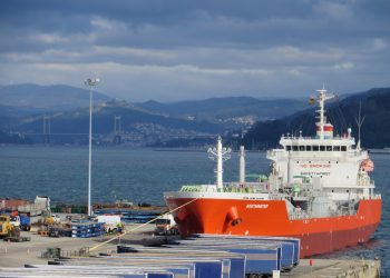 El Puerto suministra por primera vez gas GLP a un buque desde un camión