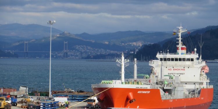 El Puerto suministra por primera vez gas GLP a un buque desde un camión