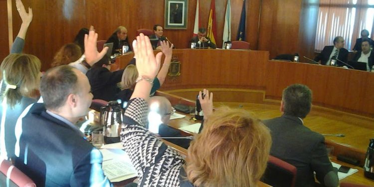 La elección del candidato del PP obliga a aplazar dos semanas el pleno vigués