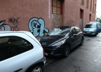 Una plancha de hormigón del parque del Berbés cae y destroza un vehículo
