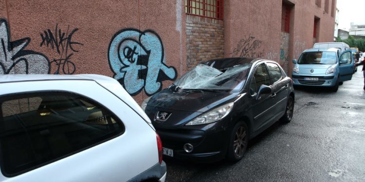 Una plancha de hormigón del parque del Berbés cae y destroza un vehículo