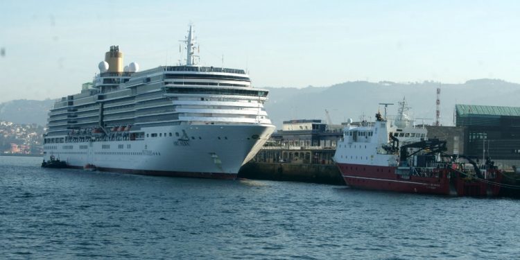 El ambiente british del «Arcadia» recala en Vigo