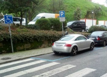 El policía que aparcaba en plazas para discapacitados ya fue condenado por exhibicionismo