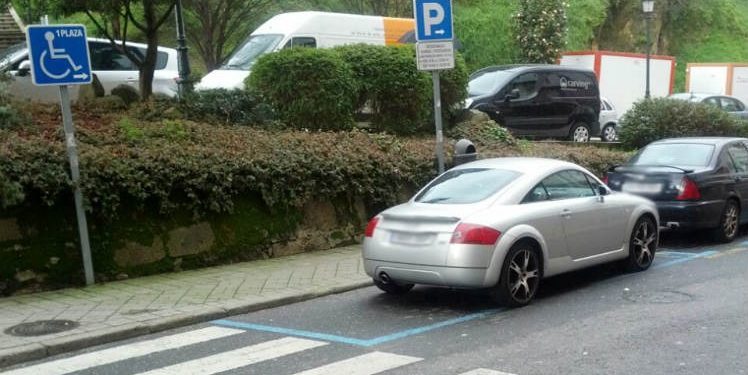 El policía que aparcaba en plazas para discapacitados ya fue condenado por exhibicionismo