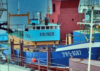 El PP se ofrece a mediar en el conflicto del «Alfageme» y Caballero acusa al BNG de «farsantes»