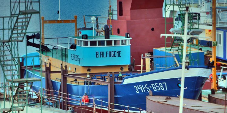 El PP se ofrece a mediar en el conflicto del «Alfageme» y Caballero acusa al BNG de «farsantes»