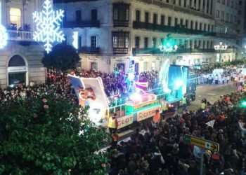 Los Reyes Magos reparten su magia entre los niños vigueses