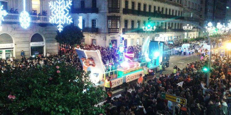 Los Reyes Magos reparten su magia entre los niños vigueses