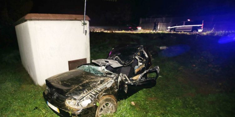 Un joven portugués muere en Arbo al salirse su coche de la vía y chocar con una caseta