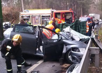 Una mujer fallece al chocar su vehículo contra un camión en Amorín