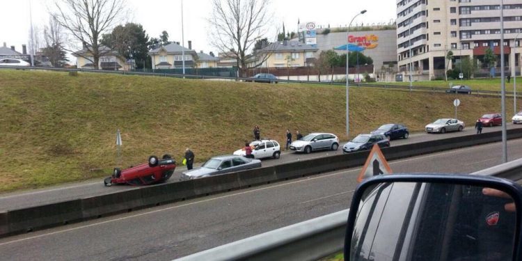 Vuelco de un coche y corte de tráfico en la circunvalación de Castrelos
