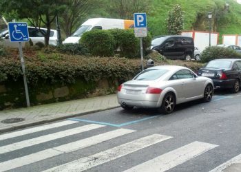 Graban a un policía aparcando a diario en una plaza de discapacitados