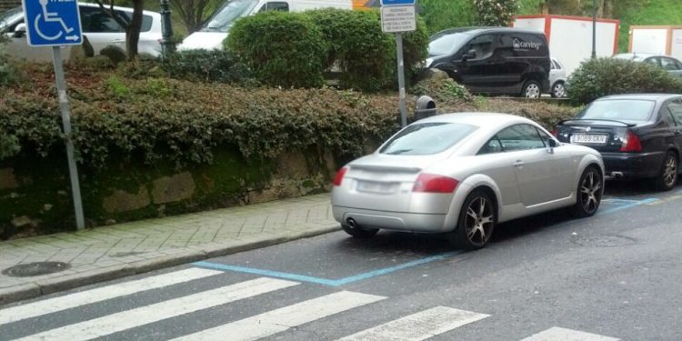 Graban a un policía aparcando a diario en una plaza de discapacitados