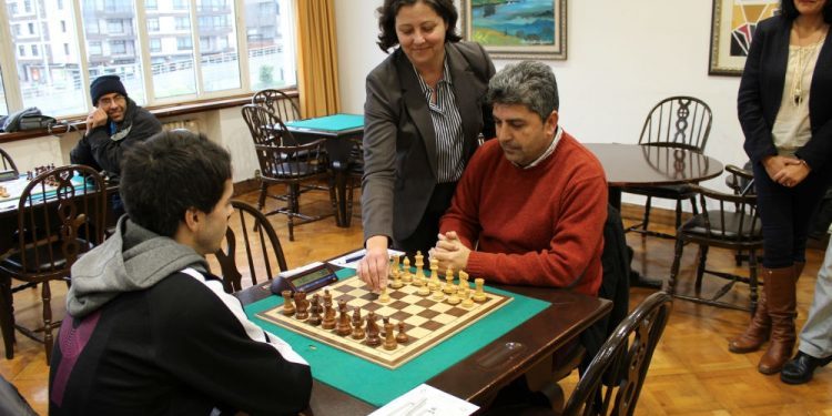 El Universidade de Vigo gana a un rival directo por el título