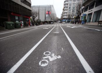 Vigo estrena carril especial para motos en la calle Venezuela