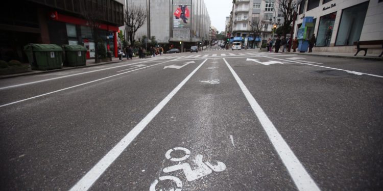 Vigo estrena carril especial para motos en la calle Venezuela