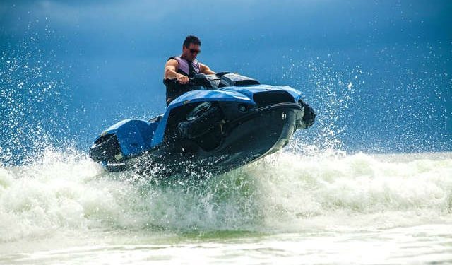 Quadski Gibbs y a derrapar en el agua